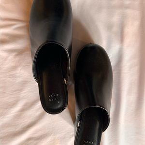 Target New Day pre owned clog with a approximately 3/12 inch platform